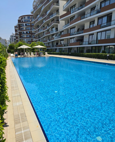 GİRNE/MERKEZDE HAVUZLU SİTEDE SATILIK 2+1 DAİRE
