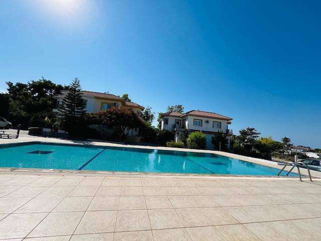 GİRNE/ALSANCAK'TA HAVUZLU SİTE İÇERİSİNDE SATILIK 2+1 İKİZ VİLLA-9