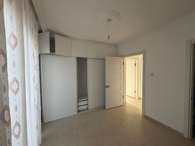 GİRNE/ALSANCAK’TA DENİZE YAKIN, BAKIMLI 3+1 SATILIK FIRSAT DAİRE-8