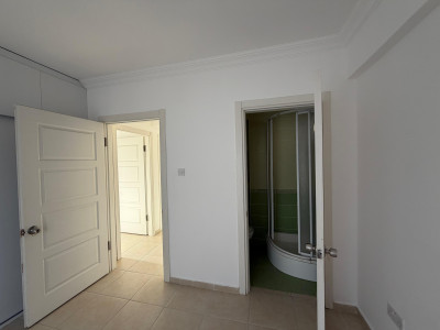 GİRNE/ALSANCAK’TA DENİZE YAKIN, BAKIMLI 3+1 SATILIK FIRSAT DAİRE-11