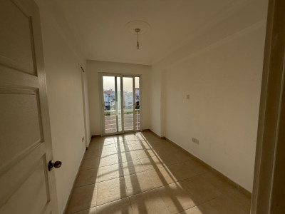 GİRNE/ALSANCAK’TA DENİZE YAKIN, BAKIMLI 3+1 SATILIK FIRSAT DAİRE-7