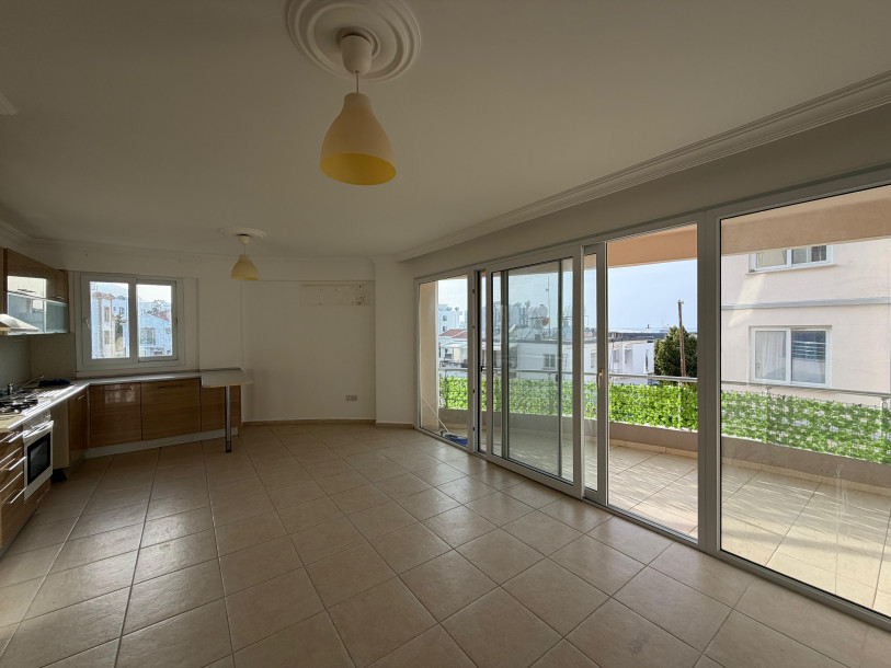 GİRNE/ALSANCAK’TA DENİZE YAKIN, BAKIMLI 3+1 SATILIK FIRSAT DAİRE-2