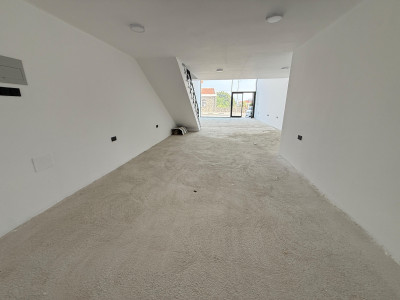 GİRNE ALSANCAK – OKULLAR BÖLGESİ YOL ÜZERİNDE SATILIK TİCARİ MÜLKLER-6