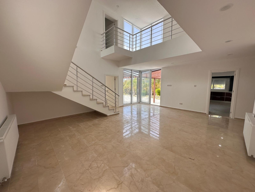 GİRNE/ALSANCAK'TA MERİT HOTELLERE YAKIN KONUMDA SATILIK 6+2 ÖZEL HAVUZLU VİLLA-14