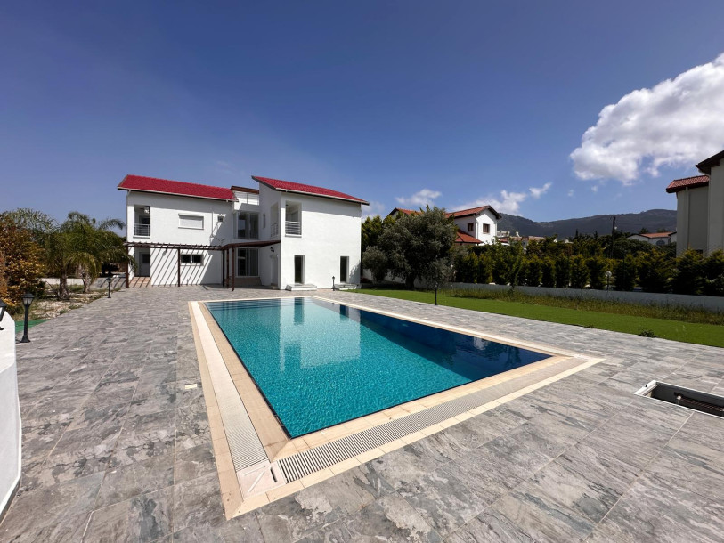 GİRNE/ALSANCAK'TA MERİT HOTELLERE YAKIN KONUMDA SATILIK 6+2 ÖZEL HAVUZLU VİLLA-2