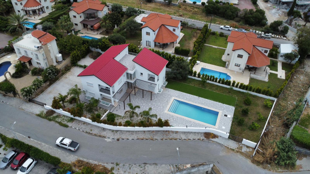 GİRNE/ALSANCAK'TA MERİT HOTELLERE YAKIN KONUMDA SATILIK 6+2 ÖZEL HAVUZLU VİLLA-11