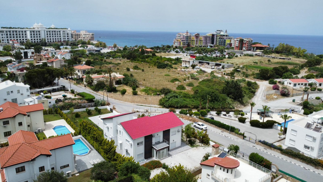 GİRNE/ALSANCAK'TA MERİT HOTELLERE YAKIN KONUMDA SATILIK 6+2 ÖZEL HAVUZLU VİLLA-1