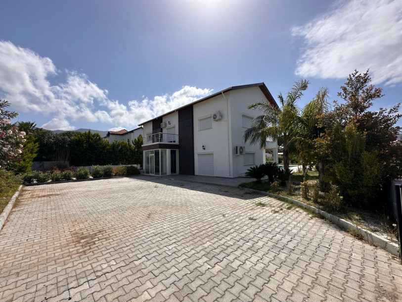 GİRNE/ALSANCAK'TA MERİT HOTELLERE YAKIN KONUMDA SATILIK 6+2 ÖZEL HAVUZLU VİLLA-7