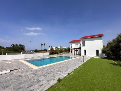 GİRNE/ALSANCAK'TA MERİT HOTELLERE YAKIN KONUMDA SATILIK 6+2 ÖZEL HAVUZLU VİLLA-3