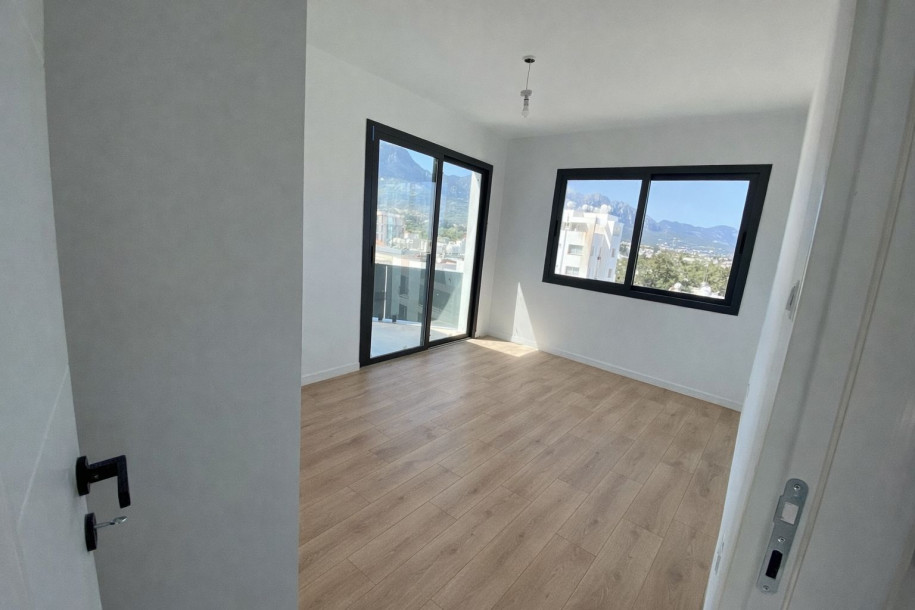 GİRNE MERKEZDE SATILIK TİCARİ KULLANIMA UYGUN TÜRK KOÇAN 3+1 DAİRE-6
