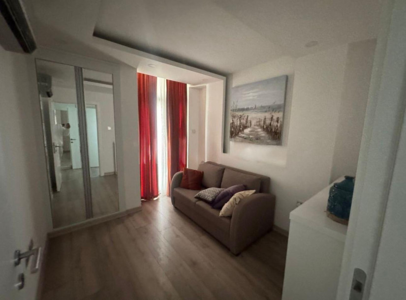 GİRNE MERKEZ'DE LÜKS SİTEDE SATILIK 3+1 DAİRE-6