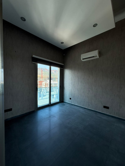 GİRNE MERKEZ – 9. KATTA DENİZ MANZARALI KİRALIK OFİS
