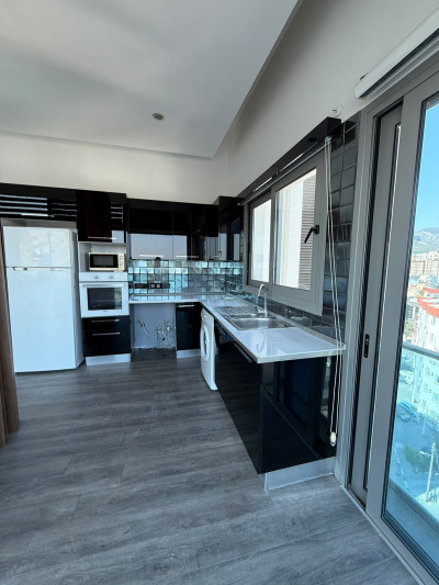 GİRNE MERKEZ – 9. KATTA DENİZ MANZARALI KİRALIK OFİS