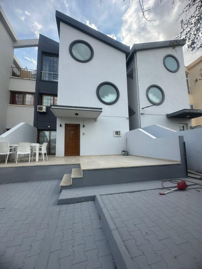 LEFKOŞA GÖNYELİ – TÜRK KOÇANLI SATILIK 350 m² TRIPLEX VİLLA