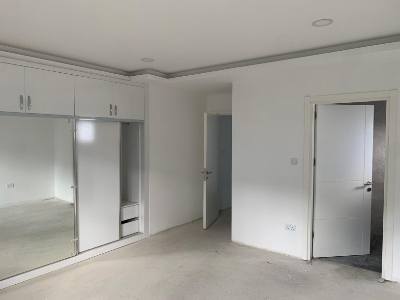 GİRNE/ALSANCAK HASAN UZUN PETROL BÖLGESİNDE SATILIK 4+1 ÖZEL HAVUZLU VİLLA-11