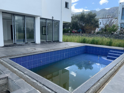 GİRNE/ALSANCAK HASAN UZUN PETROL BÖLGESİNDE SATILIK 4+1 ÖZEL HAVUZLU VİLLA