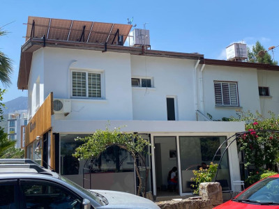GİRNE MERKEZDE SATILIK DÜKKAN VE 3+1 DAİREDEN OLUŞAN KOMPLE BİNA-3