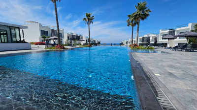 GİRNE/KARŞIYAKA AQUALINA RESIDENCE’TA SATILIK BAHÇELİ 2+1 LÜKS DAİRE | RESORT YAŞAM