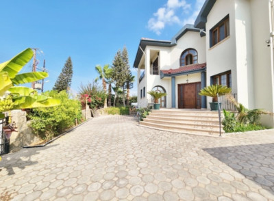 GİRNE / ÇATALKÖY’DE DENİZ MANZARALI KİRALIK 3+1 LÜKS VİLLA