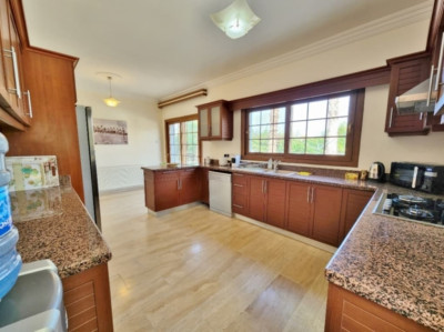 GİRNE / ÇATALKÖY’DE DENİZ MANZARALI KİRALIK 3+1 LÜKS VİLLA