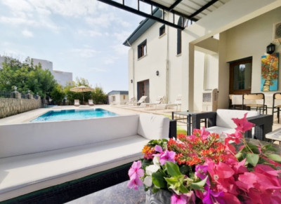 GİRNE / ÇATALKÖY’DE DENİZ MANZARALI KİRALIK 3+1 LÜKS VİLLA