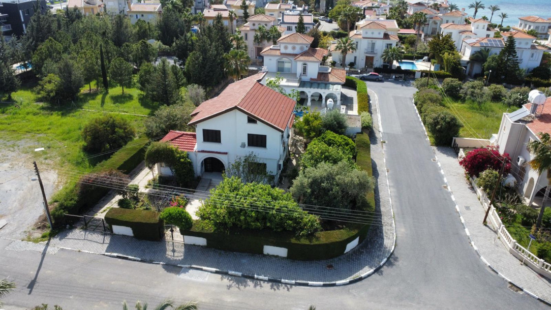 TÜRK KOÇANLI – GİRNE / KARAOĞLANOĞLU’NDA SATILIK 4+1 BAHÇELİ VİLLA-31