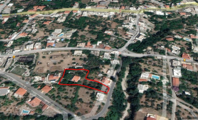 GİRNE/LAPTA'DA İÇERİSİNDE ESKİ TAŞ EV BULUNAN SATILIK ARSA