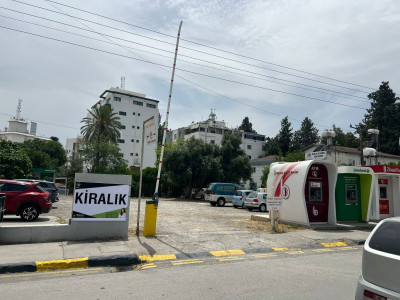 LEFKOŞA/YENİŞEHİR'DE KİRALIK GALERİ OLMAYA MÜSAİT ARAZİ/OTOPARK